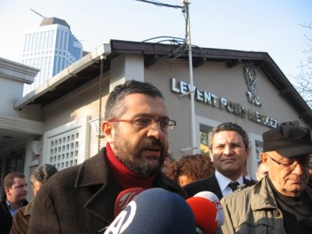 Soner Yalçın, karakoldan çıkıp kitaplarını imzaladı