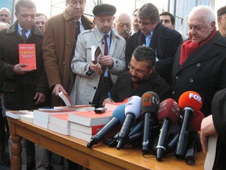 Soner Yalçın, karakoldan çıkıp kitaplarını imzaladı