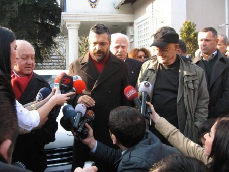 Soner Yalçın, karakoldan çıkıp kitaplarını imzaladı