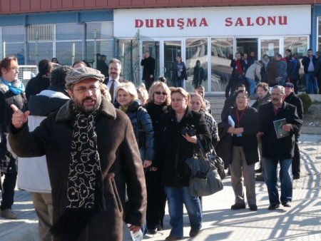 Soner Yalçın, Silivri Cezaevi önünde düzenlenen panele katıldı