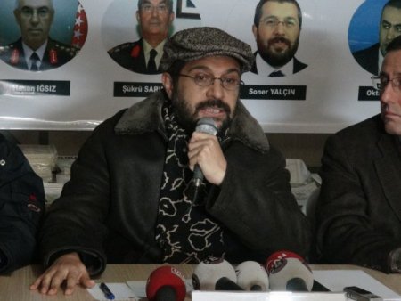 Soner Yalçın, Silivri Cezaevi önünde düzenlenen panele katıldı