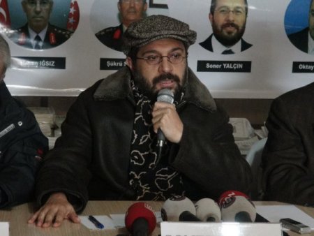 Soner Yalçın, Silivri Cezaevi önünde düzenlenen panele katıldı