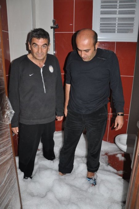 Sonunda bu da oldu: Apartmanın üçüncü katını dolu bastı