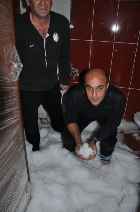 Sonunda bu da oldu: Apartmanın üçüncü katını dolu bastı