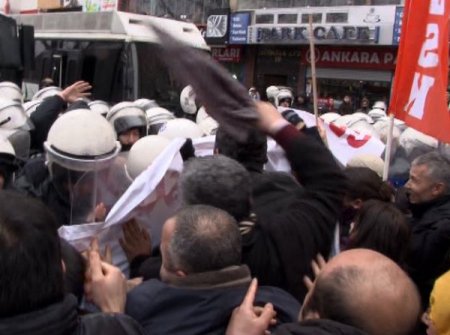 Sopa Ve Kartopuyla Polise Saldıran Gruba, Biber Gazıyla Müdahale