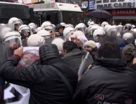 Sopa Ve Kartopuyla Polise Saldıran Gruba, Biber Gazıyla Müdahale