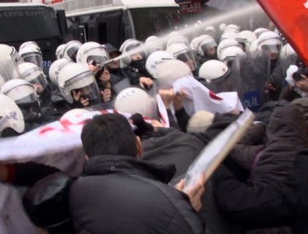 Sopa Ve Kartopuyla Polise Saldıran Gruba, Biber Gazıyla Müdahale