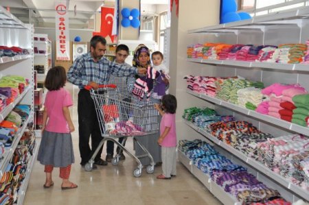 Sosyal market, ihtiyaç sahiplerinin yüzünü güldürüyor