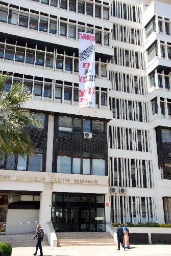 Sosyalist Demokrasi Partisi, İzmir Büyükşehir Belediyesi'ni bastı