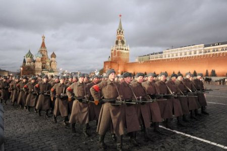 Sovyet Askerleri Ve Tankları Kızıl Meydan’a İndi