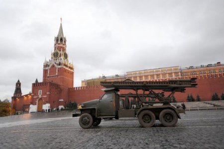 Sovyet Askerleri Ve Tankları Kızıl Meydan’a İndi