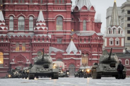 Sovyet Askerleri Ve Tankları Kızıl Meydan’a İndi