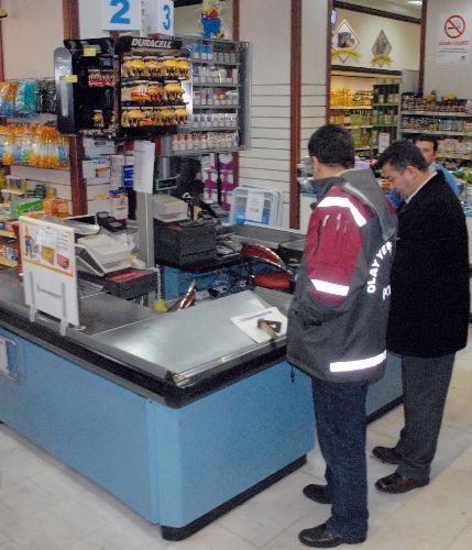 Soyguncu, Market Çalışanlarında Satır Ve Keser Görünce Kaçtı