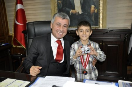Sözen, satranç il birincisi öğrenciye fotoğraf makinası hediye etti