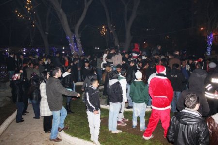 Sp, Şehitlik Parkı'nda Alkollü Yılbaşı Eğlencesi Düzenleyen Chp'li Belediyeyi Kınadı