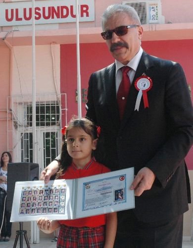 Spastik Engelli Öğrenci Karne Töreninde Okuduğu Şiirle Dinleyenleri Duygulandırdı