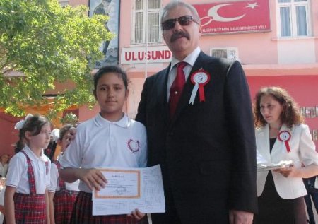 Spastik Engelli Öğrenci Karne Töreninde Okuduğu Şiirle Dinleyenleri Duygulandırdı