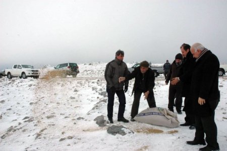 Spil Dağı'na yabani hayvanlar için yem atıldı