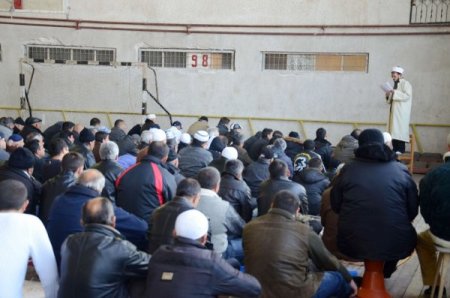 Spor Salonunda Namaz, Dışarıda Kavurma