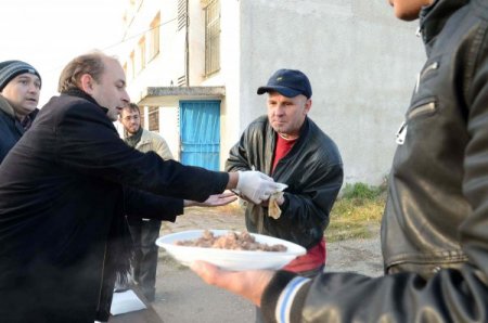 Spor Salonunda Namaz, Dışarıda Kavurma
