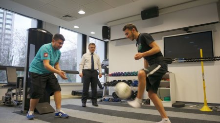 Sporcuları sakatlanmadan terapi ediyorlar