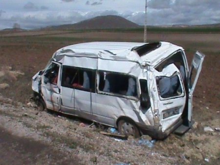Sporcuları taşıyan minibüs takla attı: 1 ölü, 12 yaralı