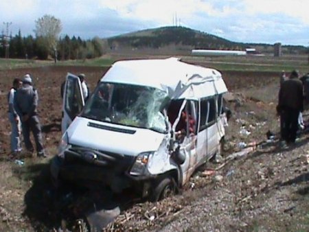 Sporcuları taşıyan minibüs takla attı: 1 ölü, 12 yaralı
