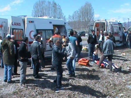 Sporcuları taşıyan minibüs takla attı: 1 ölü, 12 yaralı