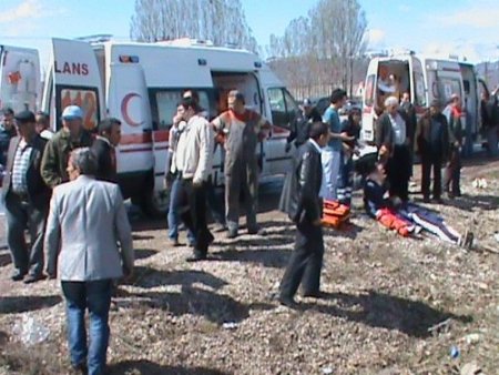 Sporcuları taşıyan minibüs takla attı: 1 ölü, 12 yaralı