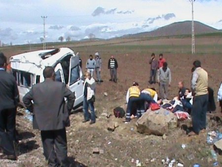 Sporcuları taşıyan minibüs takla attı: 1 ölü, 12 yaralı
