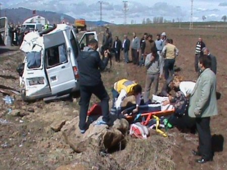 Sporcuları taşıyan minibüs takla attı: 1 ölü, 12 yaralı