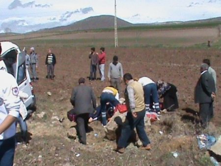 Sporcuları taşıyan minibüs takla attı: 1 ölü, 12 yaralı