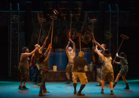 Stomp, Moskova’da süpürge ve kibrit kutuları ile müzik yaptı