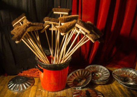 Stomp, Moskova’da süpürge ve kibrit kutuları ile müzik yaptı