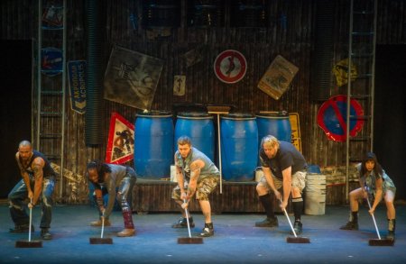 Stomp, Moskova’da süpürge ve kibrit kutuları ile müzik yaptı