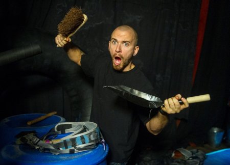 Stomp, Moskova’da süpürge ve kibrit kutuları ile müzik yaptı