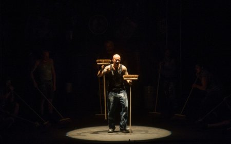 Stomp, Moskova’da süpürge ve kibrit kutuları ile müzik yaptı
