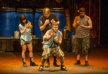 Stomp, Moskova’da süpürge ve kibrit kutuları ile müzik yaptı