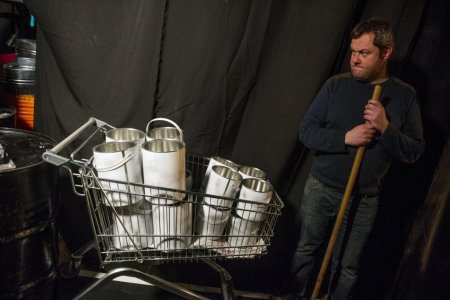 Stomp, Moskova’da süpürge ve kibrit kutuları ile müzik yaptı