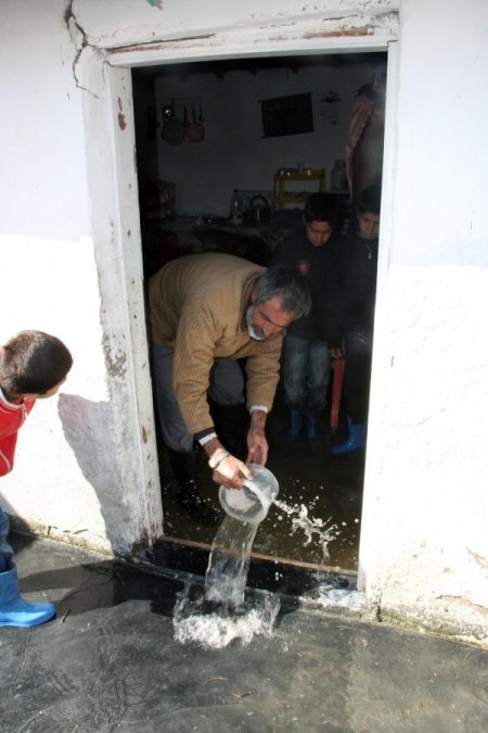Su Altında Kalan Ahırda Koyunlar Kuzuladı İsimleri Asi Oldu