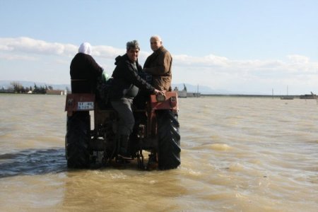 Su Altında Kalan Köylerde Komşu Ziyaretleri Traktörlerle Yapılıyor
