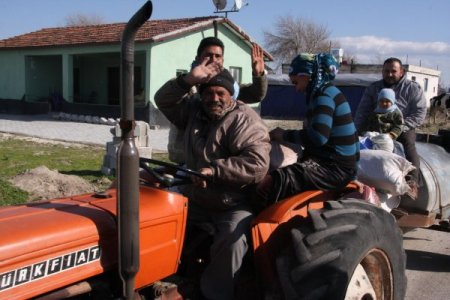 Su Altında Kalan Köylerde Komşu Ziyaretleri Traktörlerle Yapılıyor