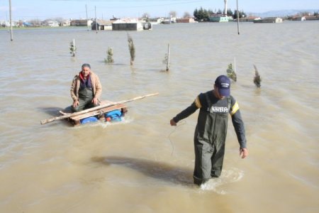 Su Altında Kalan Köylerde Komşu Ziyaretleri Traktörlerle Yapılıyor