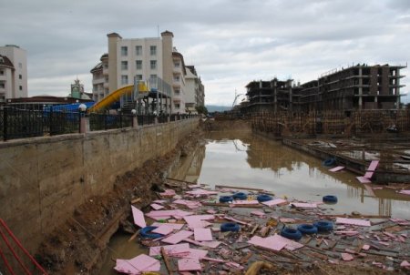 Su basan otellerde su tahliyesi sürüyor