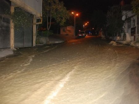 Su Borusu Patladı, Sokak Nehre Döndü