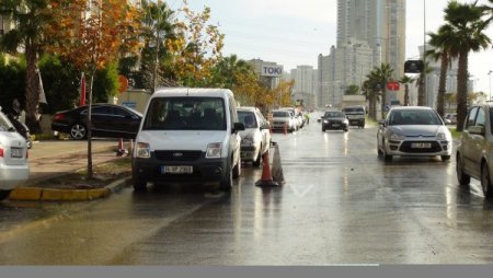 Su borusu patladı, sokaklar göle döndü (Özel)