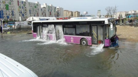 Su borusunu patlatan otobüsteki yolcular boğulma tehlikesi geçirdi