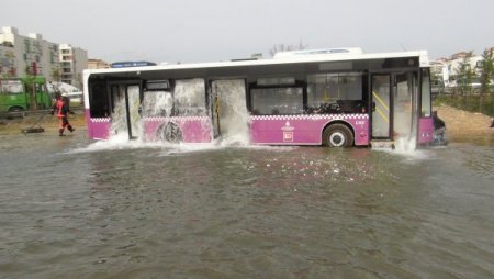 Su borusunu patlatan otobüsteki yolcular boğulma tehlikesi geçirdi