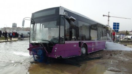 Su borusunu patlatan otobüsteki yolcular boğulma tehlikesi geçirdi