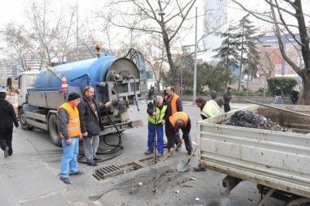 Su kanalları ve mazgallar atılan çöpler nedeniyle tıkanıyor